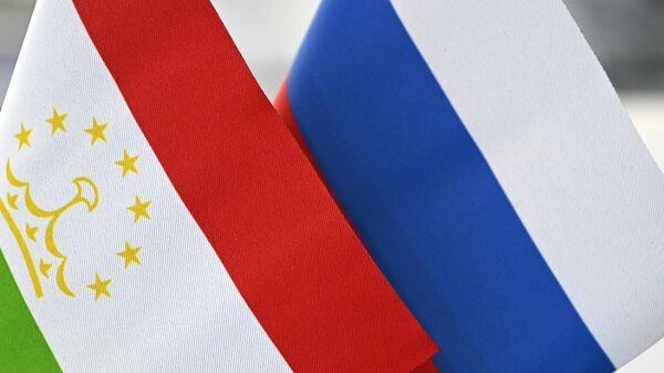 Государственные флаги Таджикистана и России. Иллюстративное фото - Sputnik Тоҷикистон