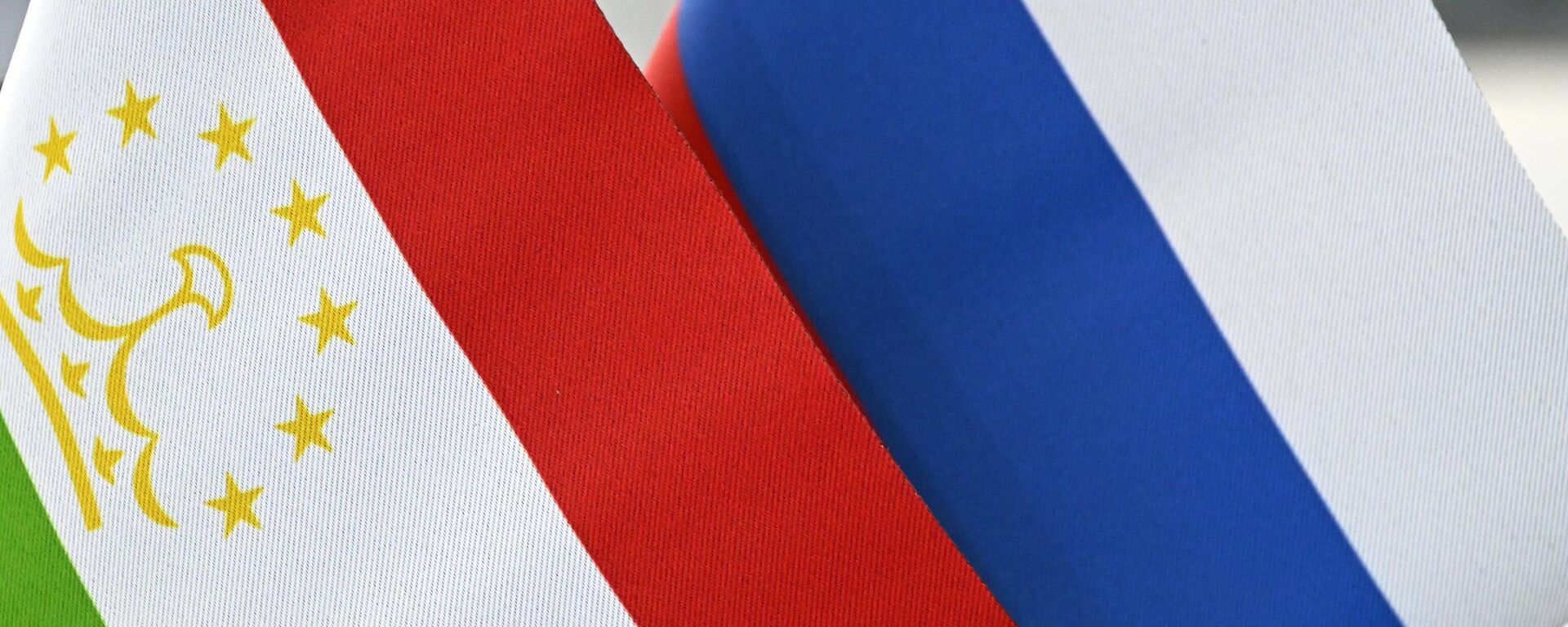 Государственные флаги Таджикистана и России. Иллюстративное фото - Sputnik Тоҷикистон, 1920, 03.10.2025