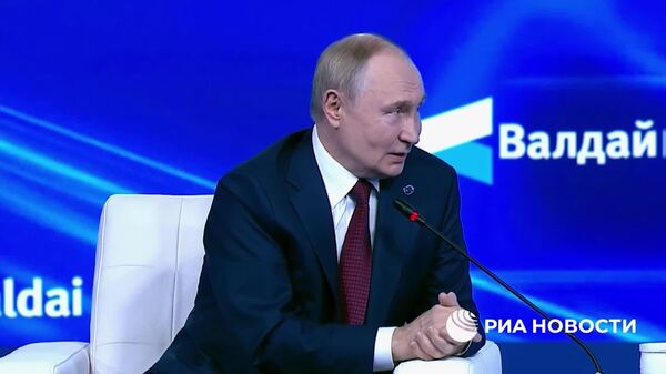 Ӯ аз арзишҳои анъанавӣ дифоъ мекард: Путин ба хонаводаи Чарли Кирк, фаъоли кушташуда дар ИМА таслият гуфт - Sputnik Тоҷикистон