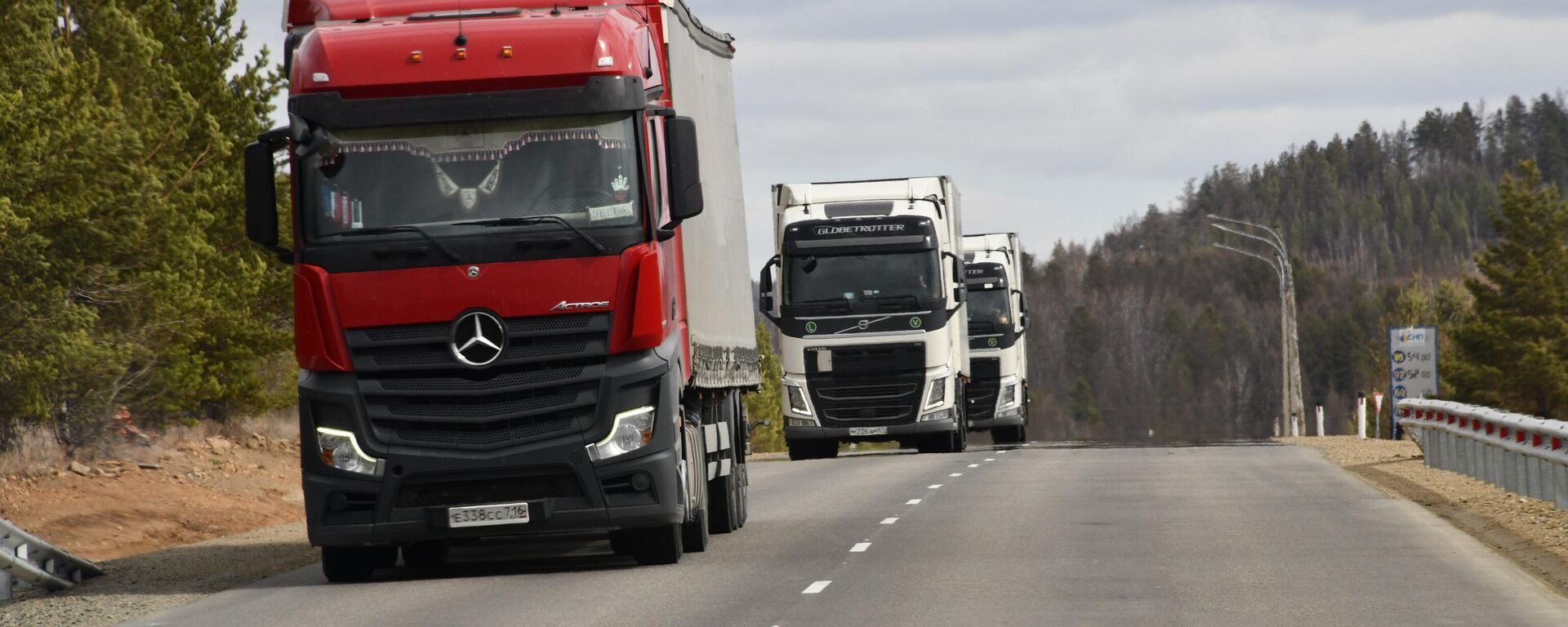 Движение автомобилей по трассе Чита-Хабаровск в Забайкальском крае. Иллюстративное фото - Sputnik Тоҷикистон, 1920, 04.10.2025