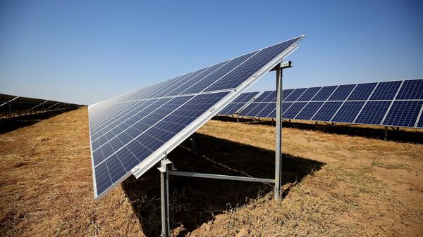 Фотоэлектрические элементы на солнечной электростанции. Иллюстративное фото - Sputnik Тоҷикистон