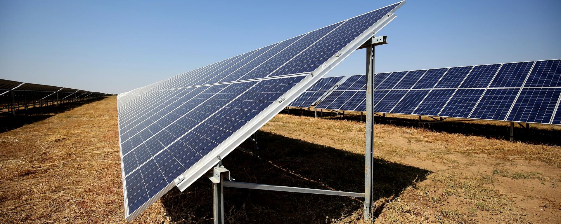 Фотоэлектрические элементы на солнечной электростанции. Иллюстративное фото - Sputnik Тоҷикистон, 1920, 03.10.2025