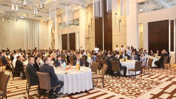 Раиси Душанбе дар арафаи Рӯзи омӯзгорон ба 193 нафар 3 ҳазор сомонӣ мукофотпулӣ дод - Sputnik Тоҷикистон