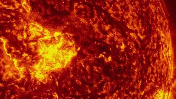 На Солнце произошла сильная вспышка с крупным выбросом плазмы в сторону Земли, сообщили в Лаборатории солнечной астрономии ИКИ РАН - Sputnik Таджикистан