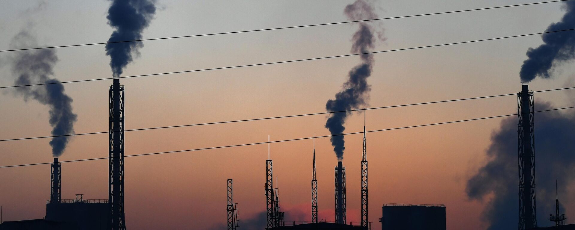 Дым из труб алюминиевого завода - Sputnik Таджикистан, 1920, 04.10.2025