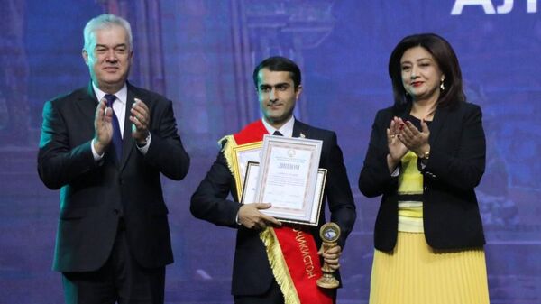 Учителем года Таджикистана стал преподаватель биологии Лицея им - Sputnik Таджикистан