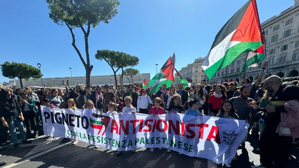 Участники шествия в поддержку Палестины, прошедшие по улицам Рима - Sputnik Таджикистан