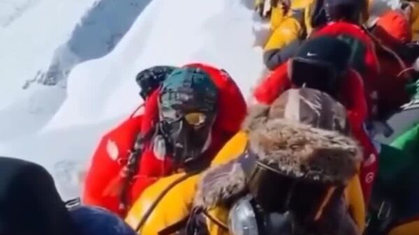 Почти тысяча человек застряли на Эвересте: ловушка на восточном склоне образовалась из-за мощного снегопада - Sputnik Таджикистан