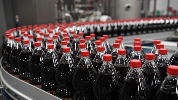 Производство безалкогольных напитков. Иллюстративное фото - Sputnik Таджикистан