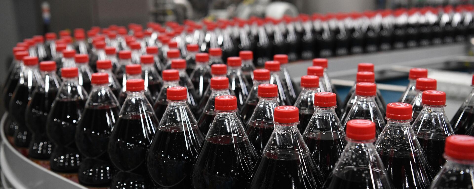 Производство безалкогольных напитков. Иллюстративное фото - Sputnik Таджикистан, 1920, 07.10.2025