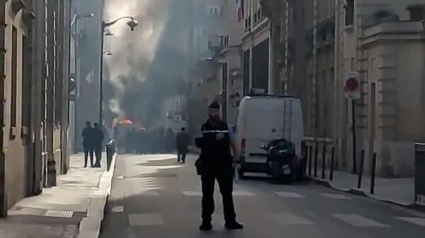 Таркиш дар маркази Париж: Як мошин ба коми оташ рафт - Sputnik Тоҷикистон