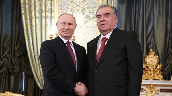 Президент РФ Владимир Путин и президент Таджикистана Эмомали Рахмон во время встречи в Москве. - Sputnik Тоҷикистон