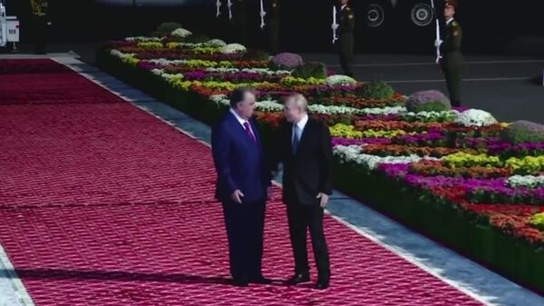 Суҳбати гарми сарироҳии Путин ва Раҳмон дар фурудгоҳи Душанбе - Sputnik Тоҷикистон