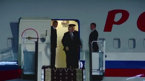 Раисиҷумҳури Русия Владимир Путинро дар фурудгоҳи Душанбе раисиҷумҳури Тоҷикистон Эмомалӣ Раҳмон шахсан пешвоз гирифт - Sputnik Тоҷикистон