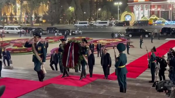 Владимир Путин возложил цветы к памятнику Исмоилу Сомони - Sputnik Таджикистан