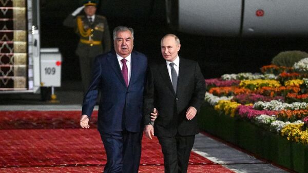 Владимир Путин прилетел в Душанбе