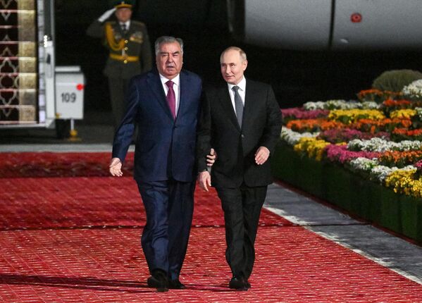 Ба хотири ташрифи давлатии меҳмон майдони фурудгоҳи байналмилалии Душанбе бо парчамҳои давлатии ду кишвар, аксҳои сарони давлатҳо ва шиорҳои тараннумгари дӯстии мардумони ду кишвар оро ёфта буд. - Sputnik Тоҷикистон