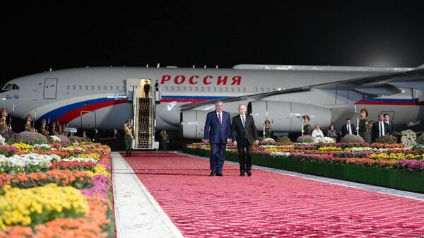 Владимир Путин возложил венок к памятнику Исмаилу Сомони в Душанбе - Sputnik Тоҷикистон