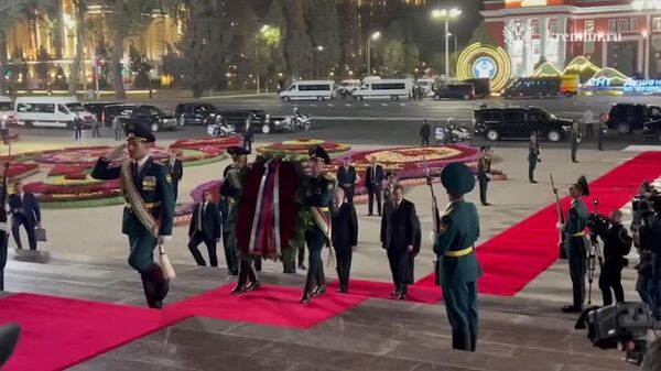 Путин дар Душанбе назди муҷассамаи Исмоили Сомонӣ гулчанбар гузошт - Sputnik Тоҷикистон