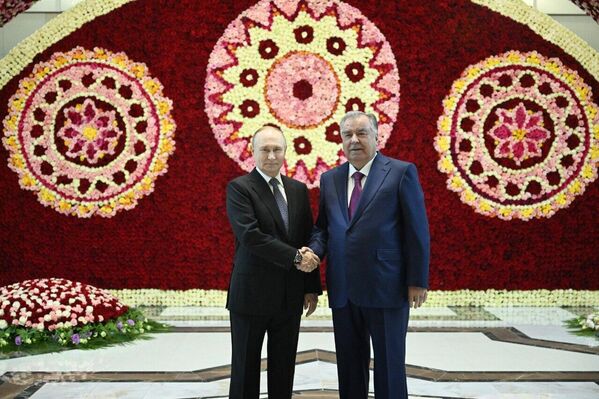 Барои истиқбол роҳрави сурх густурда шуда, сарбозони горди фахрӣ аз ду тарафи роҳрав саф оростанд. - Sputnik Тоҷикистон