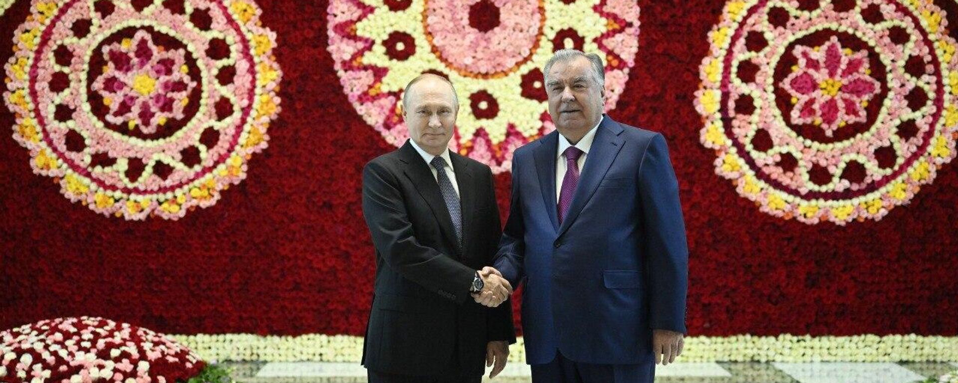 Президенты России и Таджикистана Владимир Путин и Эмомали Рахмон - Sputnik Таджикистан, 1920, 09.10.2025