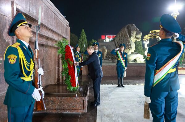 Қабл аз ин, сарвари Русия баробари ворид шудан ба Тоҷикистон бар пояи муҷассамаи Исмоили Сомонӣ, ки бунёдгузори нахустин давлати тоҷикон маҳсуб мешавад, гул гузошт. - Sputnik Тоҷикистон