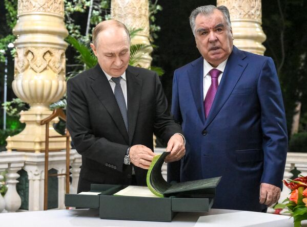 Президентҳои Русия ва Тоҷикистон Владимир Путин ва Эмомалӣ Раҳмон дар боғи ботаникӣ зиёфати ғайрирасмӣ баргузор карданд. - Sputnik Тоҷикистон