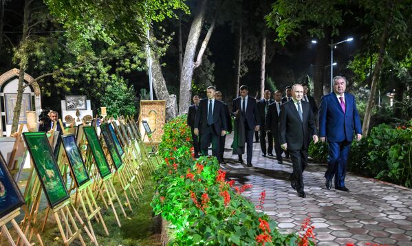 Зимни суҳбати кӯтоҳи дар фурудгоҳ баргузоршуда, сарони ду давлат Эмомалӣ Раҳмон ва Владимир Путин доир ба барномаи сафари давлатӣ, иштирок дар Ҳамоиши Осиёи Марказӣ-Русия ва Ҷаласаи Шурои сарони кишварҳои иштирокдори Иттиҳоди Давлатҳои Мустақил табодули андеша намуданд. - Sputnik Тоҷикистон