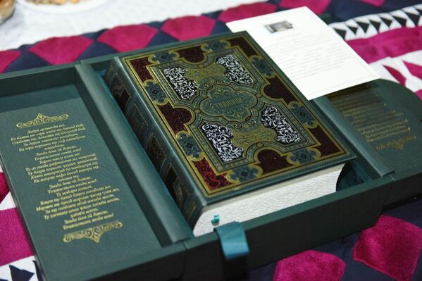 Кишвардори Русия ба ҳамтои тоҷики худ як нашрияи нодиреро дар бораи тоҷикон ҳадя кард. Путин қайд кард, ки ин китоб ҳамагӣ 25 нусха нашр шудааст ва ӯ &quot;нусхаи рақами як&quot;-ро ба Душанбе овардааст. - Sputnik Тоҷикистон