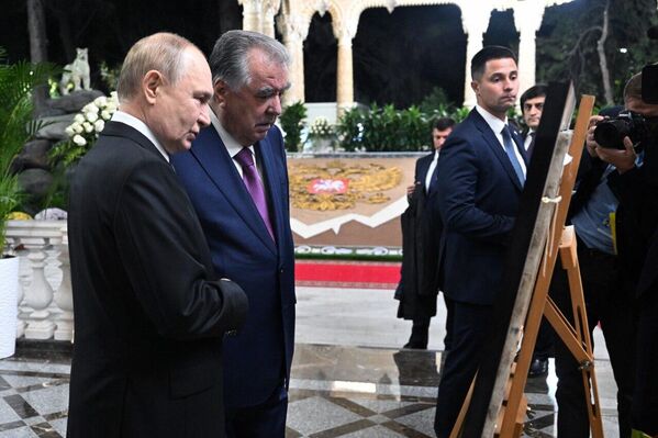 Раҳмон тӯҳфаро &quot;беҳтарин&quot; унвон кард. Гузашта аз ин, президенти Русия ба ҳамтои тоҷики худ расми “Дӯстони тоҷик”-и рассоми импрессионисти шӯравӣ Макс Бирштейнро ҳадя кард. - Sputnik Тоҷикистон