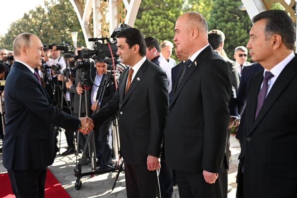 Президентҳо бо ҳайати ҷонибҳо дастфишорӣ карданд. - Sputnik Тоҷикистон