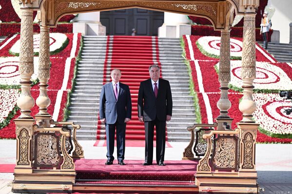 Маросими истиқболи расмии президенти  Русия дар майдони назди Қасри Миллат баргузор шуд. - Sputnik Тоҷикистон