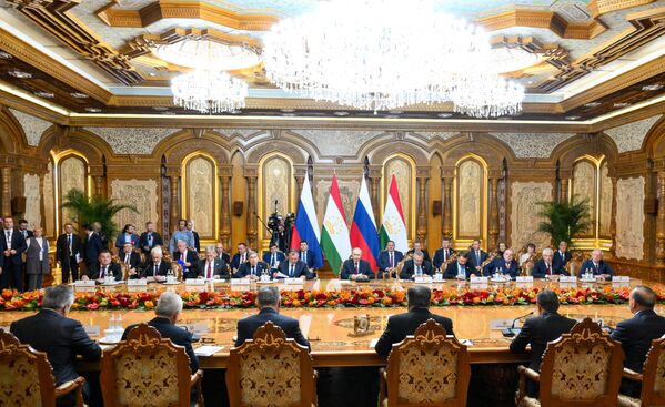 Раисиҷумҳури Русия Владимир Путин дар мулоқоти Русияву Тоҷикистон дар Қасри Миллат дар Душанбе ширкат мекунад. - Sputnik Тоҷикистон