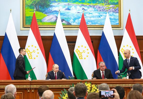 Раисиҷумҳури Русия Владимир Путин ва Эмомалӣ Раҳмон, раисҷумҳури Тоҷикистон дар маросими табодули асноди имзошуда дар Қасри Миллат. - Sputnik Тоҷикистон
