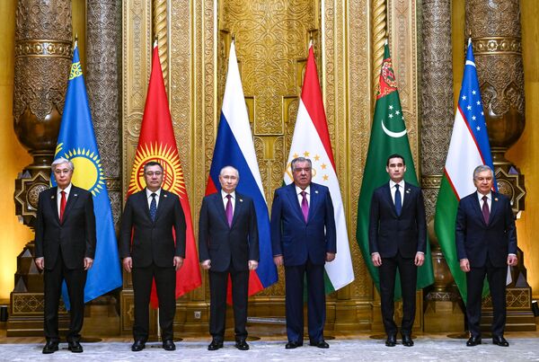 Раисиҷумҳури Русия Владимир Путин дар маросими аксгирии сарони давлатҳои ширкаткунанда дар нишасти дуввуми Русия ва Осиёи Марказӣ дар қароргоҳи ҳукумат дар Душанбе.  - Sputnik Тоҷикистон