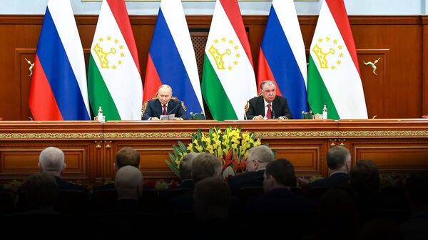 Выступление Путина по итогам двусторонних переговоров с Рахмоном - Sputnik Тоҷикистон