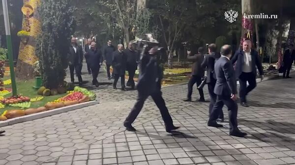 Раҳбарони кишварҳои ИДМ, ки дар Душанбе ҷамъ омадаанд, дар зиёфати ғайрирасмӣ ширкат карданд, хабар медиҳад Кохи Кремлин - Sputnik Тоҷикистон