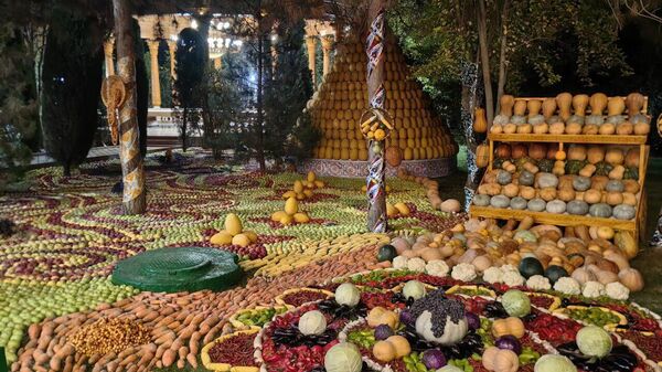 А вот такую инсталляцию из фруктов и овощей выложили в Кохи Сомон для приветствия гостей из СНГ, передает корреспондент @SputnikTj - Sputnik Таджикистан