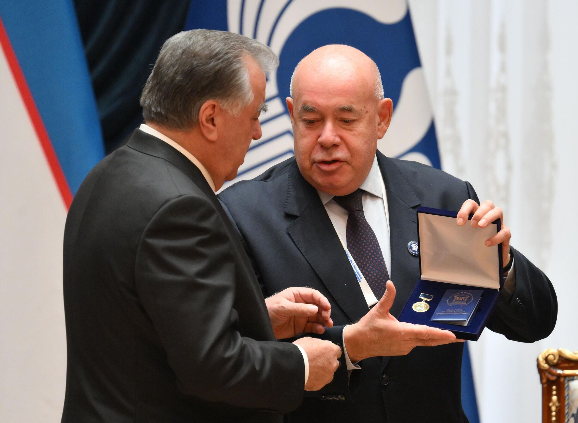 Специальный представитель президента РФ по международному культурному сотрудничеству Михаил Швыдкой вручает президент Таджикистана Эмомали Рахмону медаль За заслуги в развитии гуманитарного сотрудничества на заседании совета глав государств СНГ в расширенном составе в Душанбе. - Sputnik Тоҷикистон, 1920, 10.10.2025