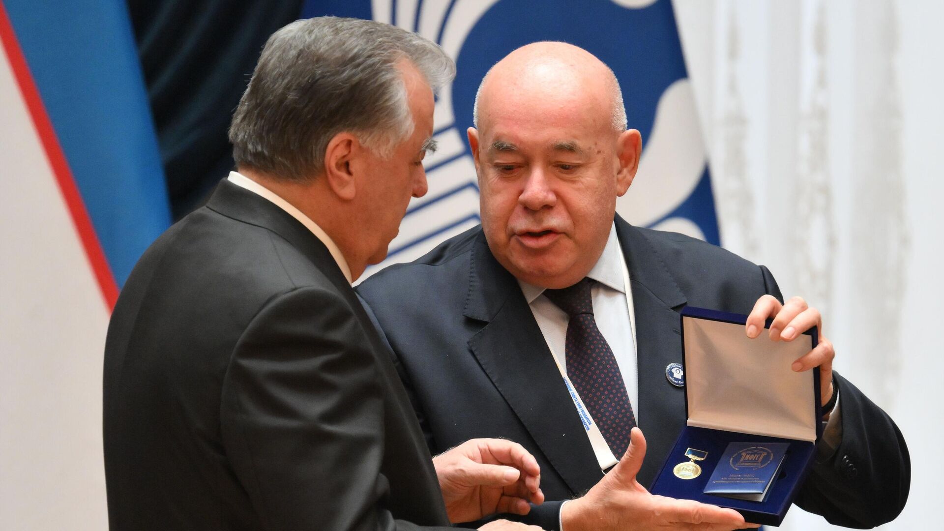 Специальный представитель президента РФ по международному культурному сотрудничеству Михаил Швыдкой вручает президент Таджикистана Эмомали Рахмону медаль За заслуги в развитии гуманитарного сотрудничества на заседании совета глав государств СНГ в расширенном составе в Душанбе.  - Sputnik Таджикистан, 1920, 10.10.2025