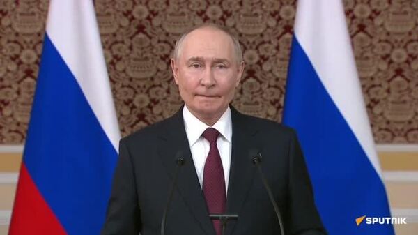 Путин дар бораи ду туҳфаи махсусе нақл кард, ки дар зодрӯзаш аз низомиҳо гирифт - Sputnik Тоҷикистон