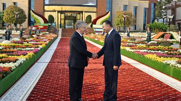 Сарвазири Тоҷикистон Қоҳир Расулзода президенти Узбекистон Шавкат Мирзиёевро дар фурудгоҳи Душанбе гусел кард - Sputnik Тоҷикистон