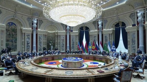 Навори қадрдонии Эмомалӣ Раҳмон бо медали “Барои хизматҳо дар рушди ҳамкориҳои башардӯстона”-и ИДМ - Sputnik Тоҷикистон