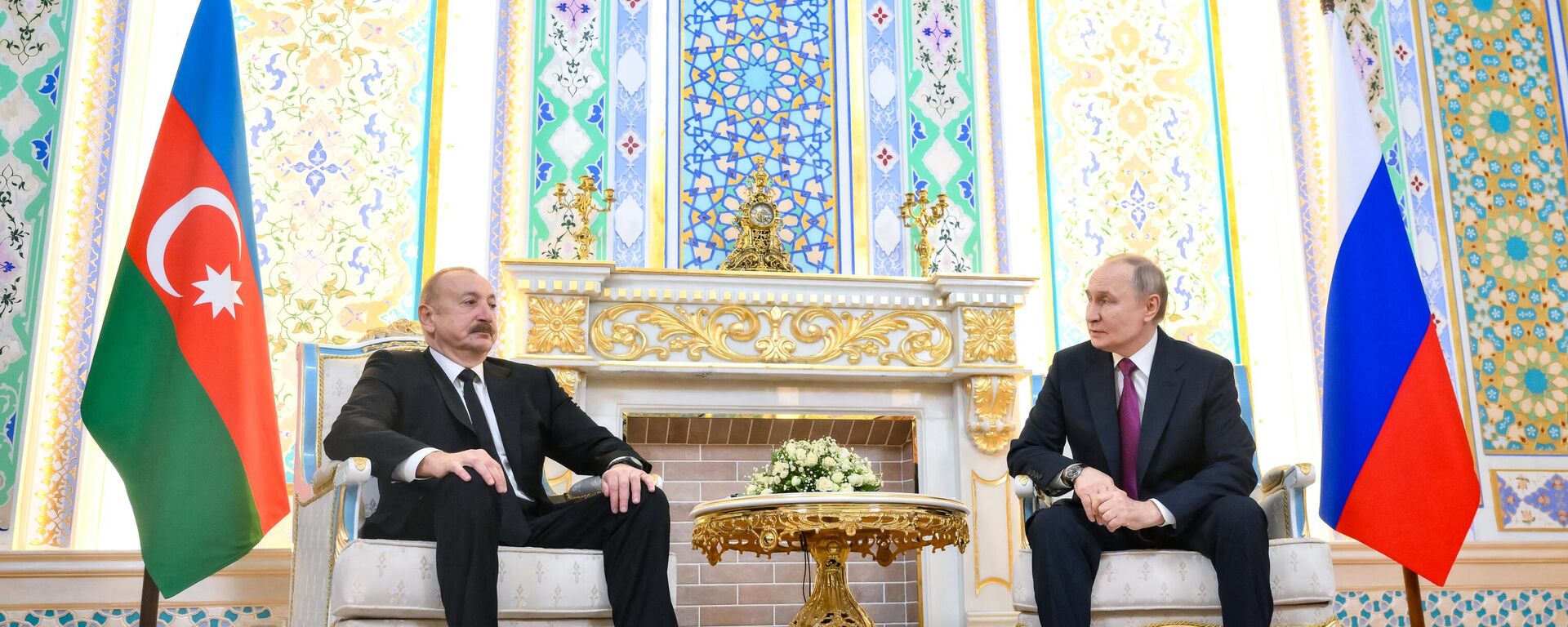 Президент РФ Владимир Путин и президент Азербайджана Ильхам Алиев - Sputnik Таджикистан, 1920, 11.10.2025