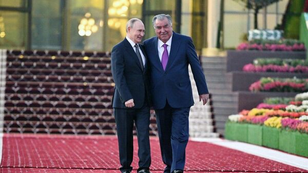Эмомалӣ Раҳмон ва Владимир Путин дар фурудгоҳи Душанбе - Sputnik Тоҷикистон