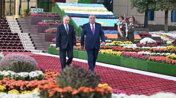 Раҳмон Путинро, ки аз 8 то 12 октябр дар Тоҷикистон қарор дошт, дар фурудгоҳи Душанбе гусел кард - Sputnik Тоҷикистон