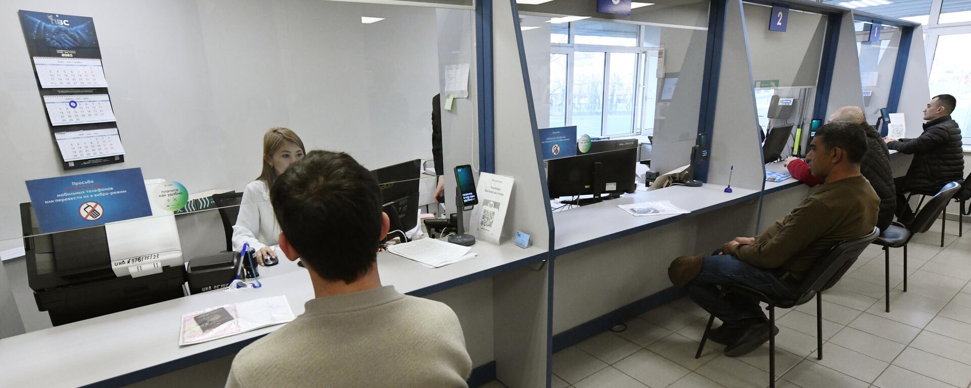 Выдача разрешения на работу в России иностранным гражданам  - Sputnik Таджикистан, 1920, 13.10.2025