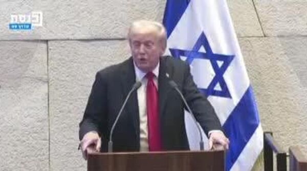 Депутаты парламента Израиля пытались сорвать речь Трампа, размахивая плакатом с призывом признать Палестину - Sputnik Таджикистан