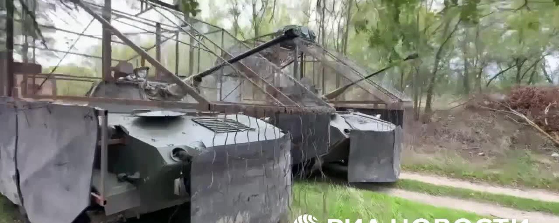 Мошинҳои зиреҳпӯши десант бо муҳофизати иловагӣ аз дронҳо муҷаҳҳаз шудаанд - Sputnik Тоҷикистон, 1920, 14.10.2025