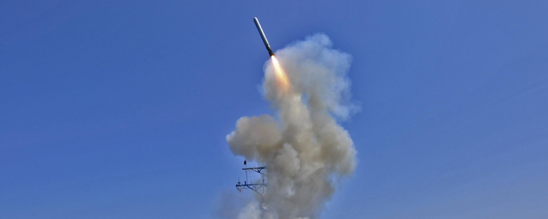 Эсминец с управляемыми ракетами USS Barry (DDG-52) запускает крылатую ракету Томагавк. Архивное фото - Sputnik Тоҷикистон, 1920, 14.10.2025